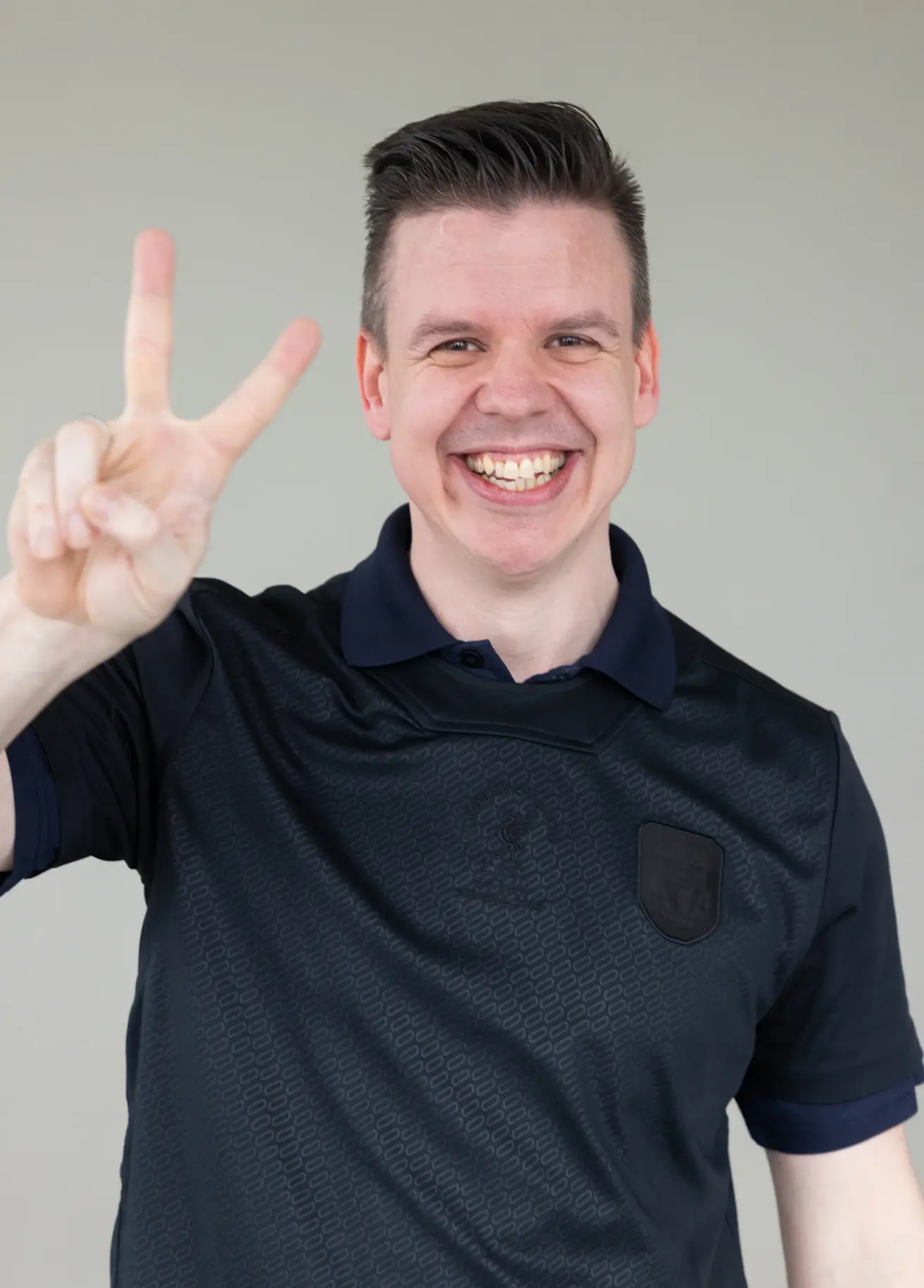 Kollege zeigt das Peace-Zeichen