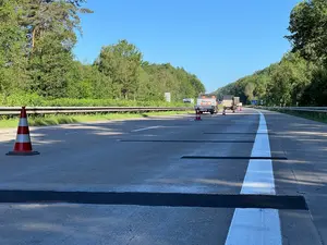 Vorbereitende Maßnahmen: Vor Aufbau der Baustellenverkehrsführung werden kleinere Fahrbahnschäden ausgebessert. © Die Autobahn GmbH des Bundes