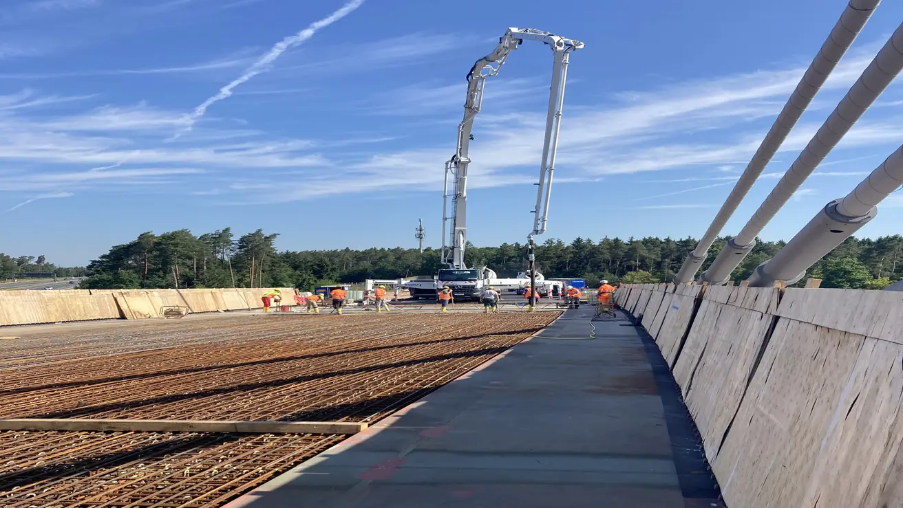 Betonage Overfly am Autobahnkreuz Nürnberg-Ost (Foto: Die Autobahn GmbH des Bundes)