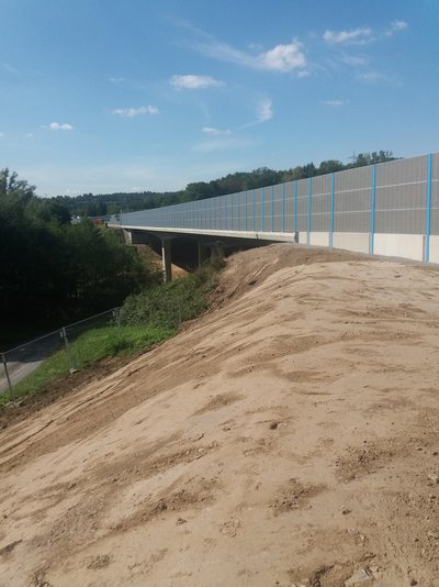 Lärmschutzwand mit Photovoltaikelementen an der A3 bei Aschaffenburg (Foto: Autobahn GmbH des Bundes)