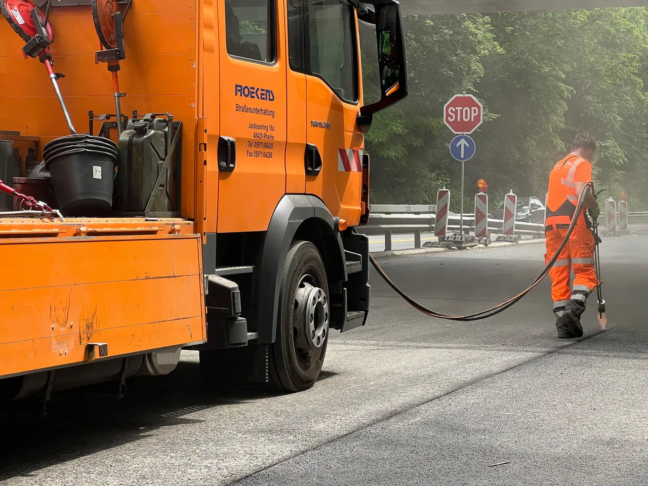 Die Fugen zwischen Betonrandsteinen und Asphalt werden vergossen und damit abgedichtet. © Die Autobahn GmbH des Bundes © Die Autobahn GmbH des Bundes