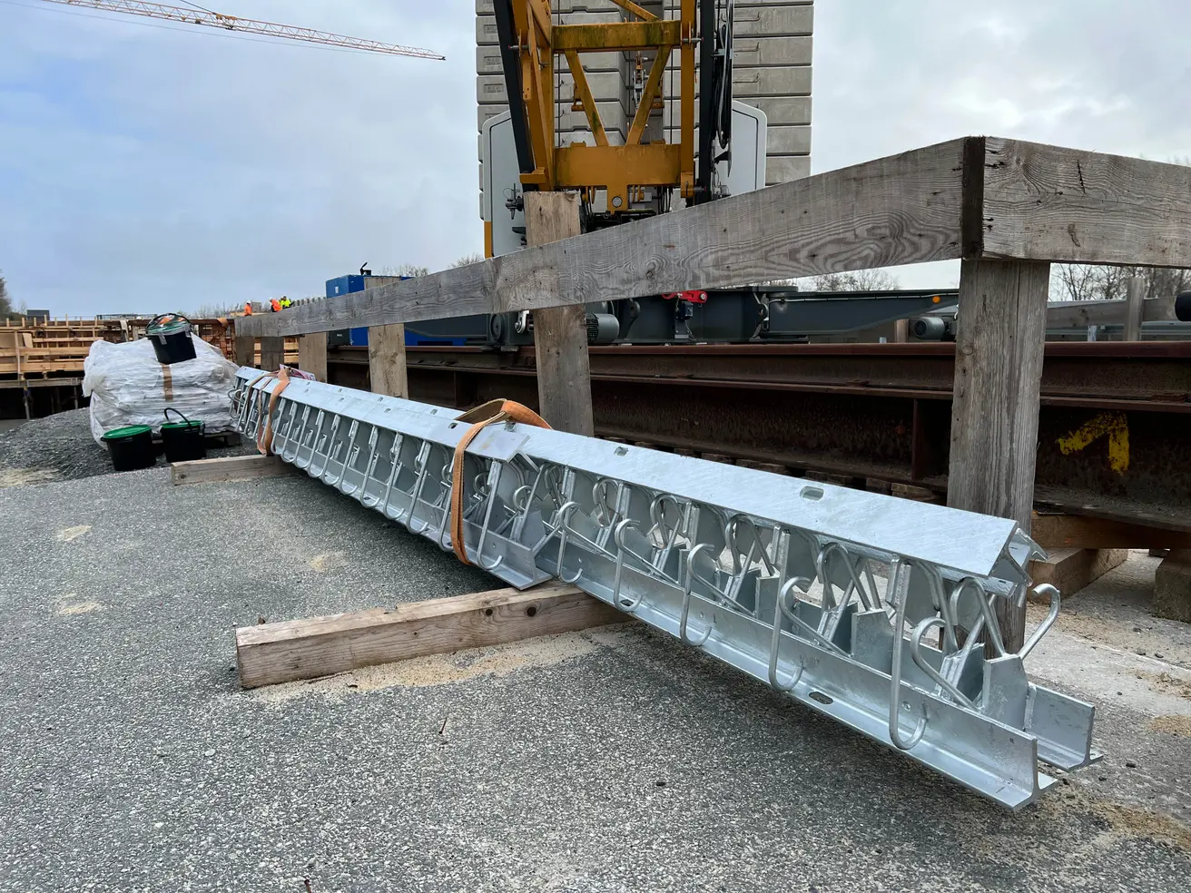 Teile der Übergangskonstruktion zwischen Brücke und Fahrbahn liegen zum Einbau bereit. © Die Autobahn GmbH des Bundes Teile der Übergangskonstruktion zwischen Brücke und Fahrbahn liegen zum Einbau bereit. © Die Autobahn GmbH des Bundes