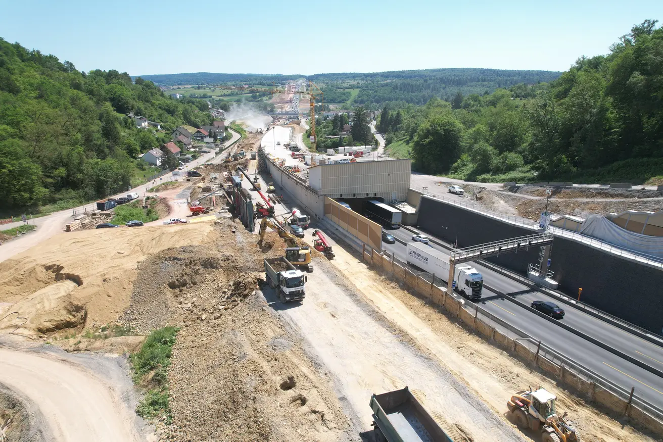 Quelle: Autobahn GmbH | Blick in Fahrtrichtung Stuttgart. Der Verkehr beider Fahrtrichtungen fährt aktuell durch die erste Röhre der 380 Meter langen Lärmschutzeinhausung.