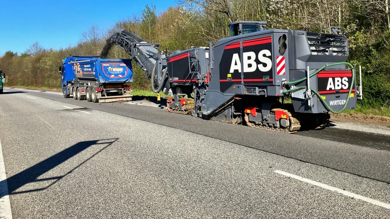 Quelle: Autobahn GmbH | Fräsarbeiten auf der A215 in Schleswig-Holstein