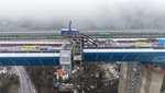 Das Rahmedetal hat die zweite (Stahl-)Hochzeit gefeiert. Am 14. Januar 2026 fand der letzte Verschub des zweiten Teilbauwerkes in Richtung Dortmund statt und der Stahlüberbau wurde miteinander verbunden. 