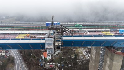 Das Rahmedetal hat die zweite (Stahl-)Hochzeit gefeiert. Am 14. Januar 2026 fand der letzte Verschub des zweiten Teilbauwerkes in Richtung Dortmund statt und der Stahlüberbau wurde miteinander verbunden. 