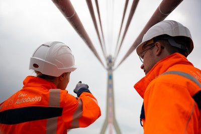 Ingenieure auf einer Brücke im Rheinland