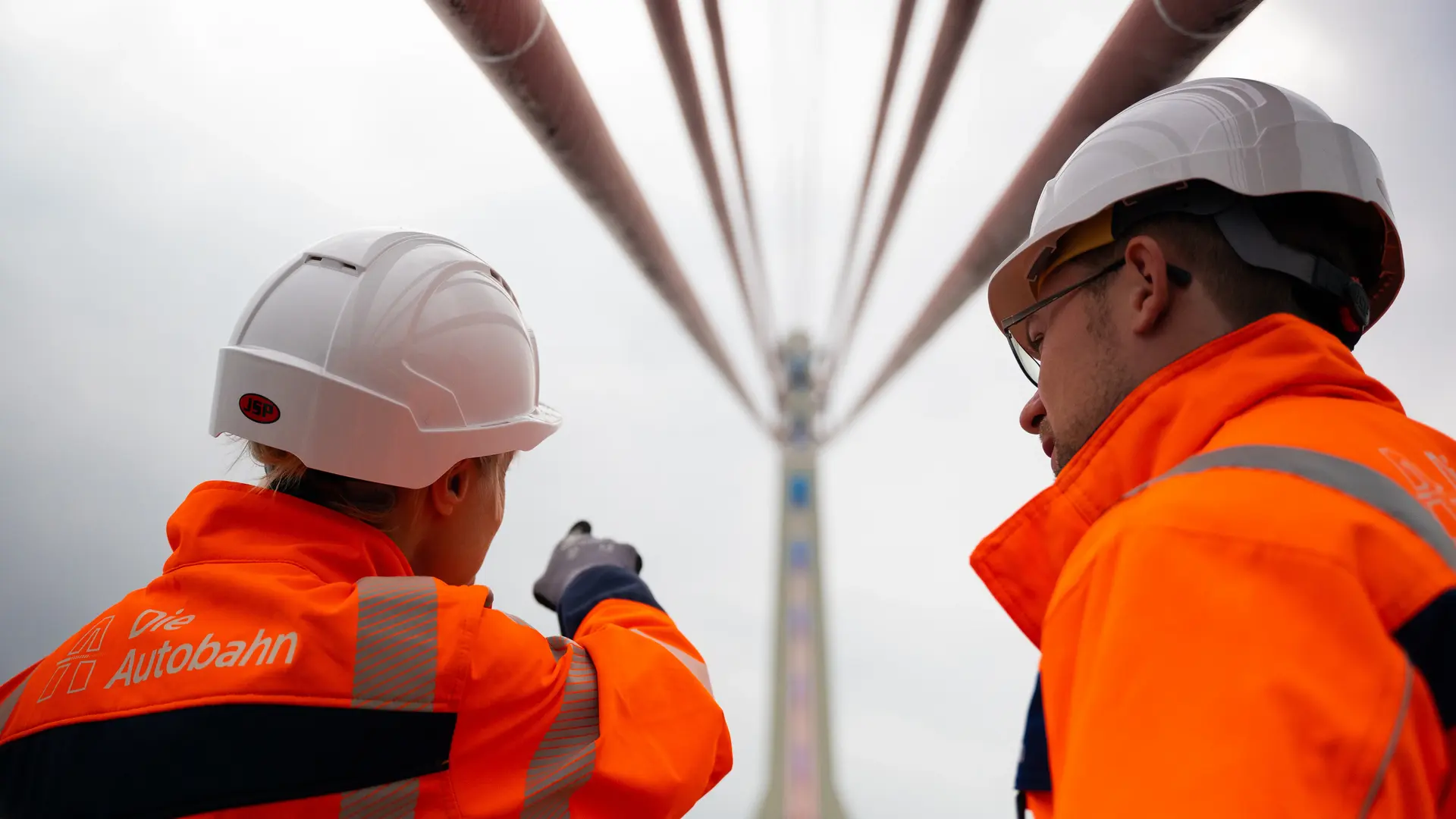 Ingenieure auf einer Brücke im Rheinland