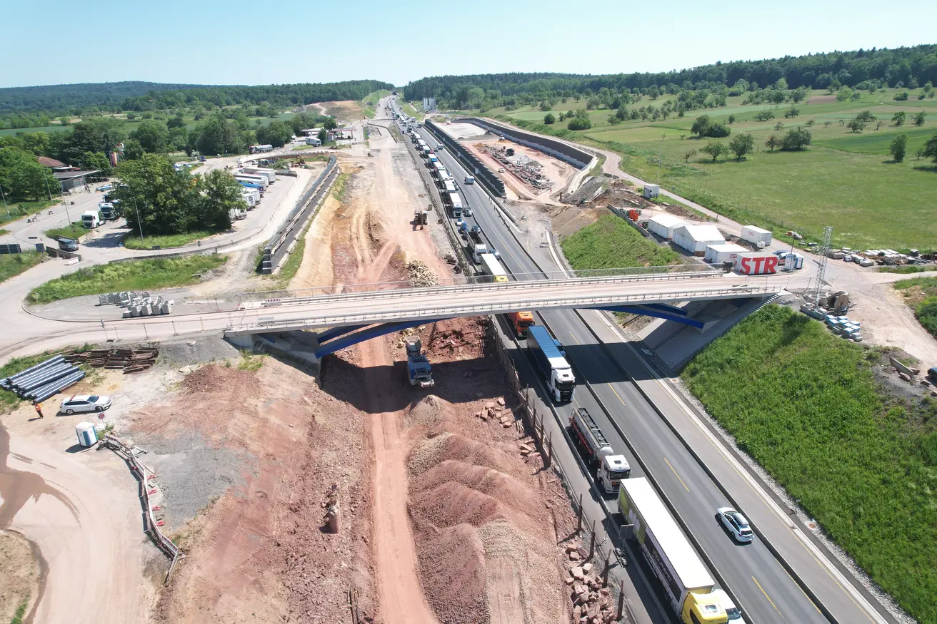 Quelle: Autobahn GmbH | Blick in Fahrtrichtung Stuttgart auf die fertiggestellte "Sallenbuschwegbrücke".