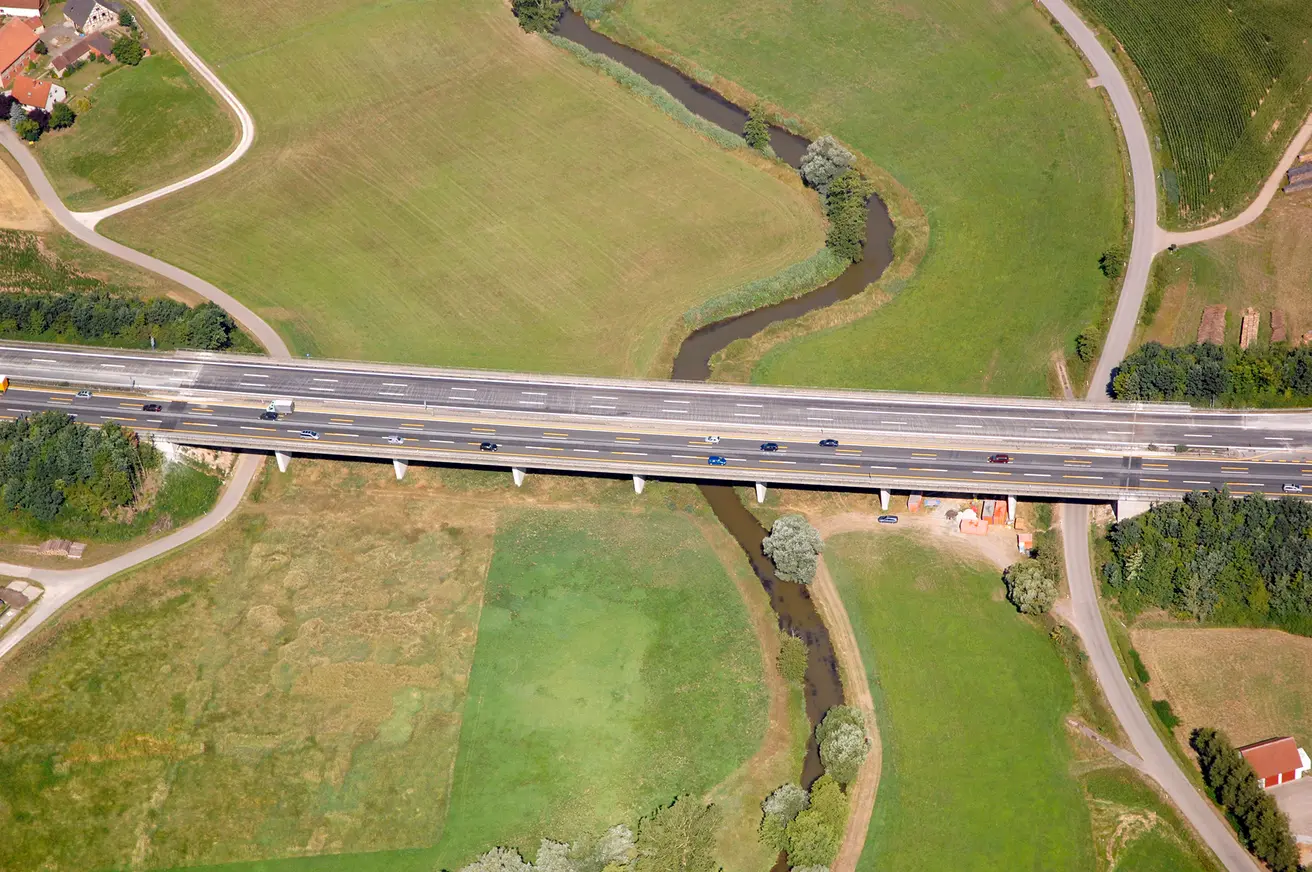 Luftaufnahme der Rezatbrücke (Hajo Dietz - Nürnberg Luftbild, 2007)