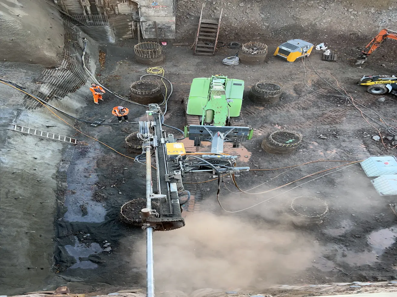 Blick in die Baugrube, in der ein Bohrgerät aktiv ist.