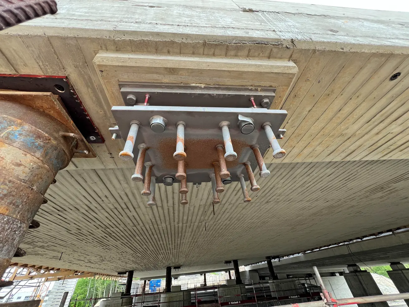Eines von vier Lagern am südlichen Ende der Brücke. Das Oberteil ist einbetoniert, das Unterteil wird einbetoniert, dazwischen liegt ein Elastomer. Dadurch sind Unterbau und Überbau nicht star miteinander verbunden, was wegen des unterschiedlichen Ausdehnungsverhaltens problematisch wäre. © Die Autobahn GmbH des Bundes