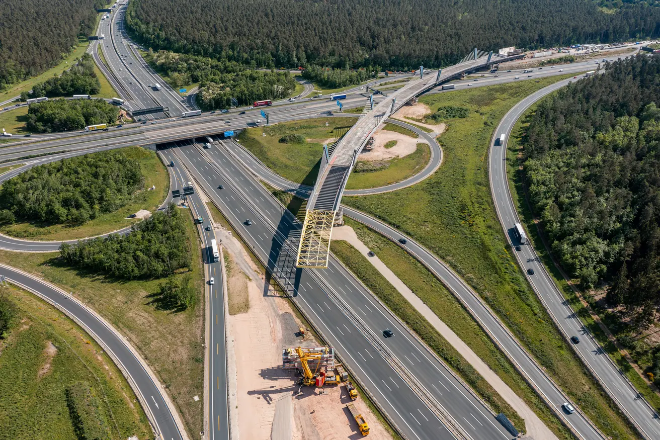 Luftaufnahme vom 5. Verschub des Overfly am Autobahnkreuz Nürnberg-Ost (Foto: Jan R. Schäfer)