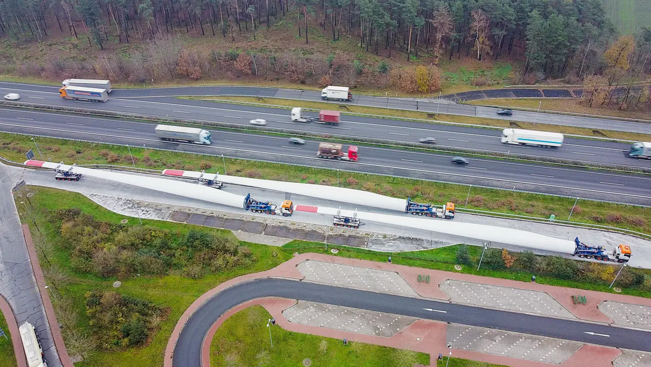 Großraum- und Schwertransport von Windflügeln an norddeutschen Autobahnen