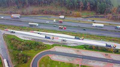 Großraum- und Schwertransport von Windflügeln an norddeutschen Autobahnen