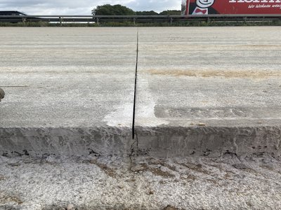 Fugenriss einer Betonfahrbahn (Symbolbild)