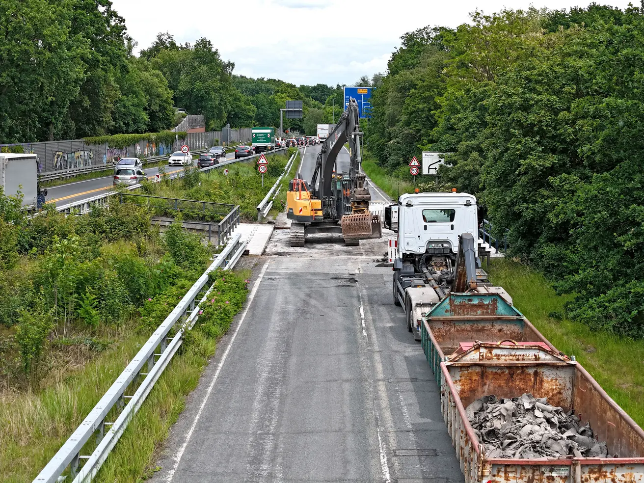 An der Unterführung Tannenhügel wird die alte Fahrbahn auf dem Bauwerk entfernt. © Die Autobahn GmbH des Bundes