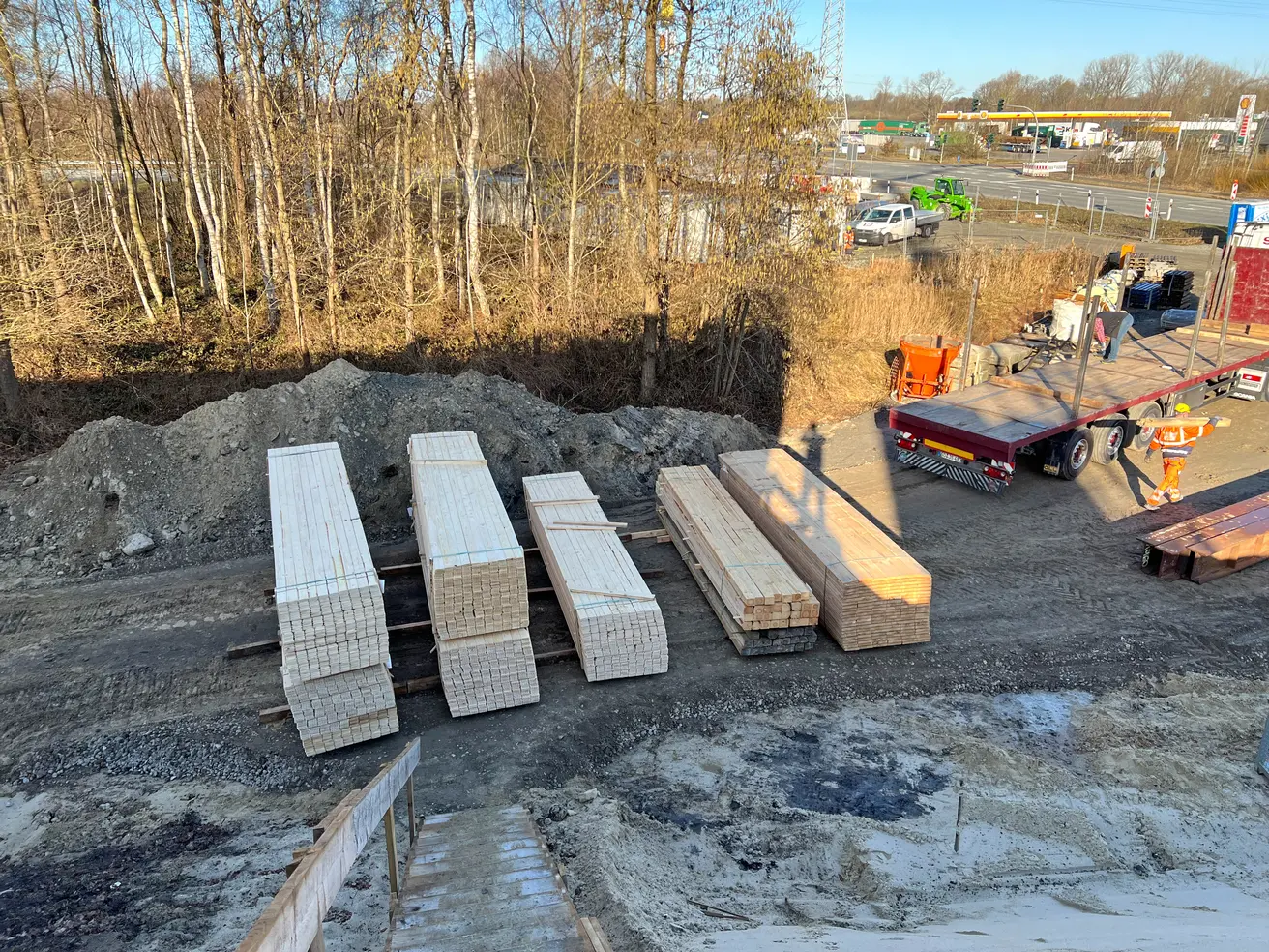Hunderte Nut-und-Feder-Bretter für die Verschalung sind eingetroffen. © Die Autobahn GmbH des Bundes Hunderte Nut-und-Feder-Bretter für die Verschalung sind eingetroffen. © Die Autobahn GmbH des Bundes
