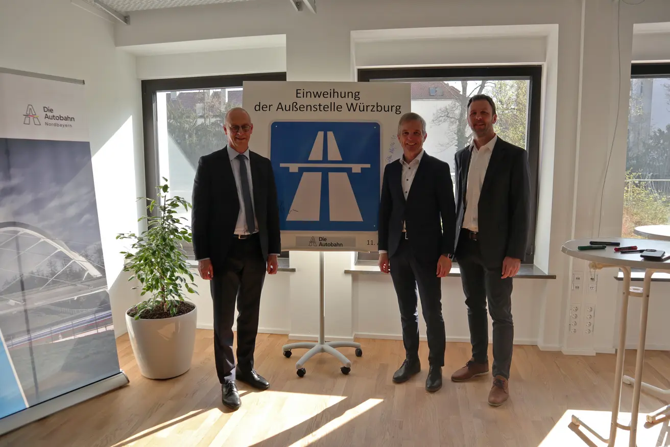 v. l.: Dirk Brandenburger (technischer Geschäftsführer Autobahn GmbH), Thomas Pfeifer (Direktor der Niederlassung Nordbayern), Stefan Weißkopf-Zunft (Leiter der Außenstelle Würzburg)