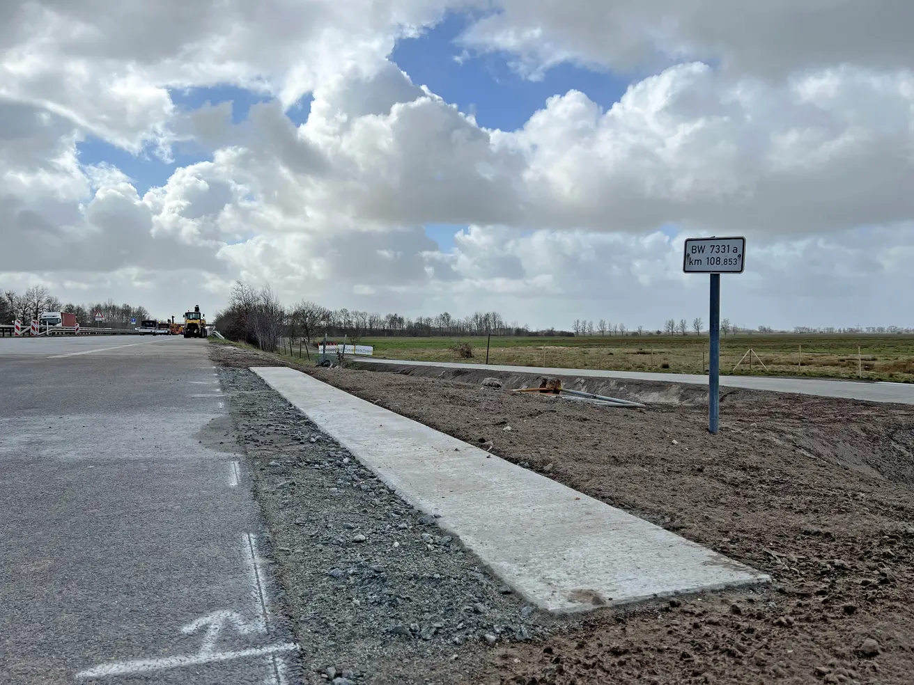 An diesem Streifenfundament werden die Pfosten der Leitplanken befestigt. Das Fundament ist nötig, weil die Pfosten direkt über dem Durchlass nicht tief genug ins Erdreich gerammt werden können. © Die Autobahn GmbH des Bundes