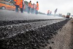 Der Asphalt dampft bei hohen Temperaturen.