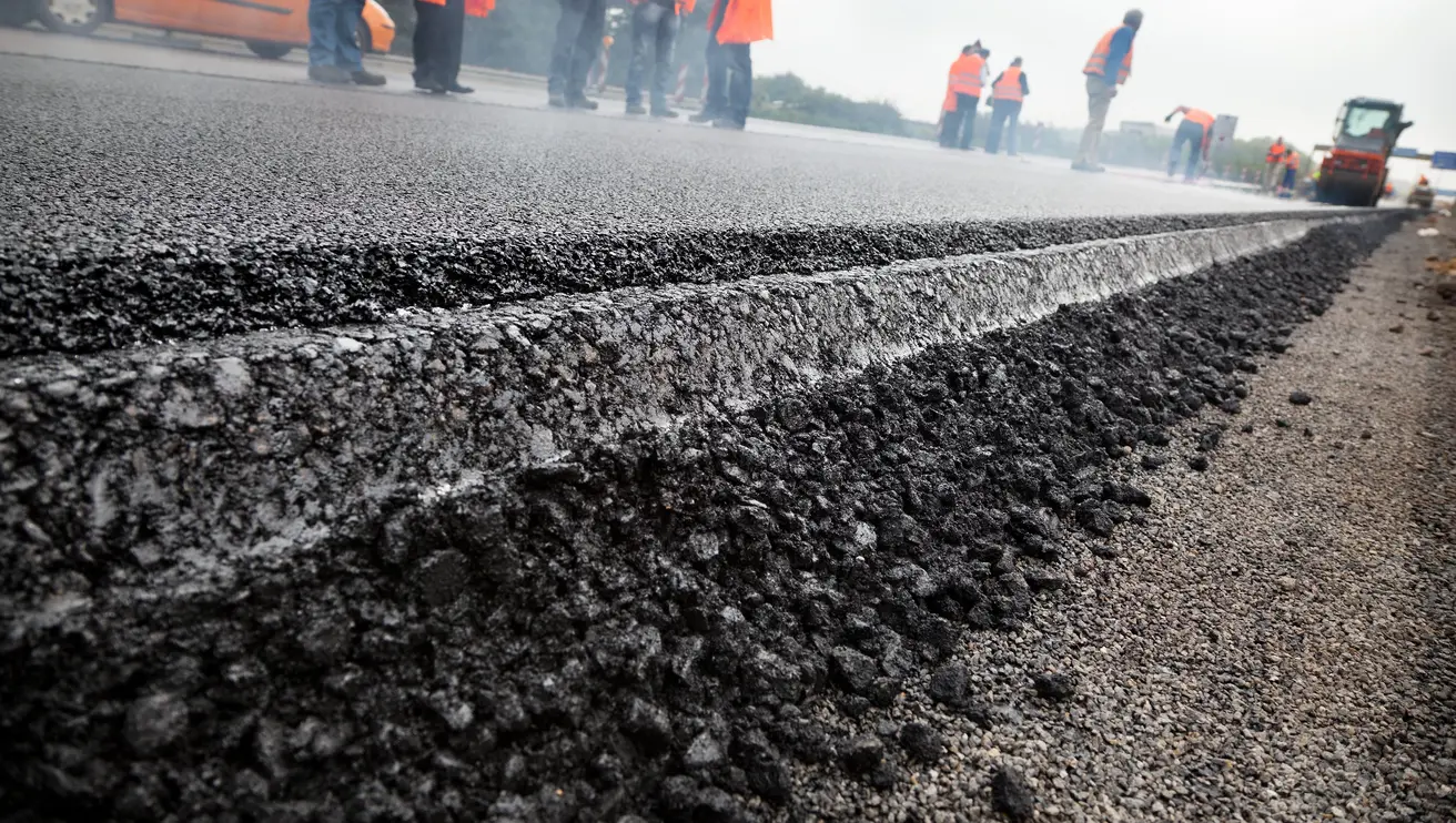 Der Asphalt dampft bei hohen Temperaturen.