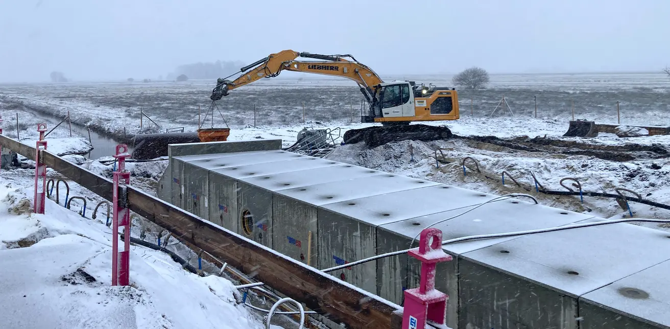 Abgefüllt in ein kleines Silo wird der Beton per Kran in die Baugrube gehoben. © Die Autobahn GmbH des Bundes