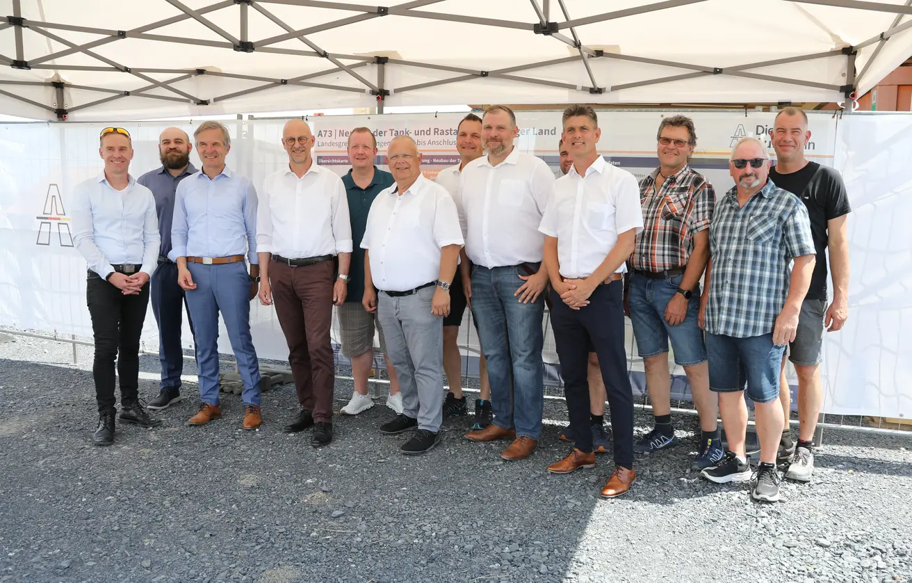 A73, Pressetermin zur Baumaßnahme „Neubau der Tank- und Rastanlage Coburger Land“; die Redner (Thomas Pfeifer, Direktor der Niederlassung Nordbayern; Bernd Höfer, Erster Bürgermeister der Gemeinde Meeder; Dirk Brandenburger, Technischer Geschäftsführer der Autobahn GmbH ) u. a. mit Martin Stingl, Erster Stellvertreter des Landrates Coburg; Martin Mittag, MdL und den Gemeinderäten | Quelle: Die Autobahn GmbH