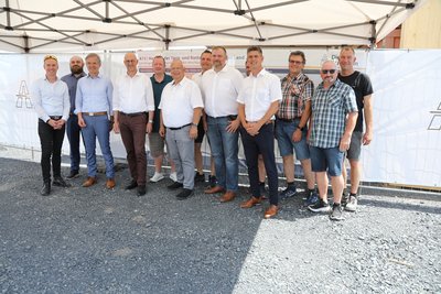A73, Pressetermin zur Baumaßnahme „Neubau der Tank- und Rastanlage Coburger Land“; die Redner (Thomas Pfeifer, Direktor der Niederlassung Nordbayern; Bernd Höfer, Erster Bürgermeister der Gemeinde Meeder; Dirk Brandenburger, Technischer Geschäftsführer der Autobahn GmbH ) u. a. mit Martin Stingl, Erster Stellvertreter des Landrates Coburg; Martin Mittag, MdL und den Gemeinderäten | Quelle: Die Autobahn GmbH