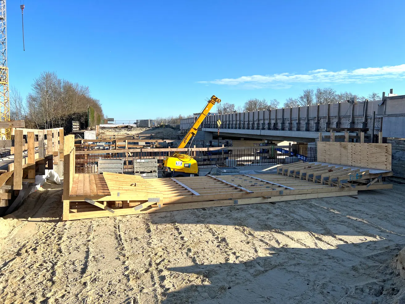 Blick auf das südliche Widerlager. Ein Teil der notwendigen Schalungsträger liegt für den Einbau bereit. © Die Autobahn GmbH des Bundes Blick auf das südliche Widerlager. Ein Teil der notwendigen Schalungsträger liegt für den Einbau bereit. © Die Autobahn GmbH des Bundes