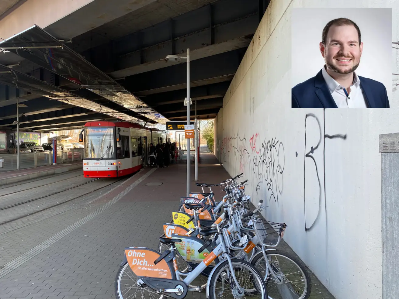 Ansicht der Brücke mit Straßenbahn und Fahrrädern. Im Bild integriert ein Porträt von Manuel von den Eichen