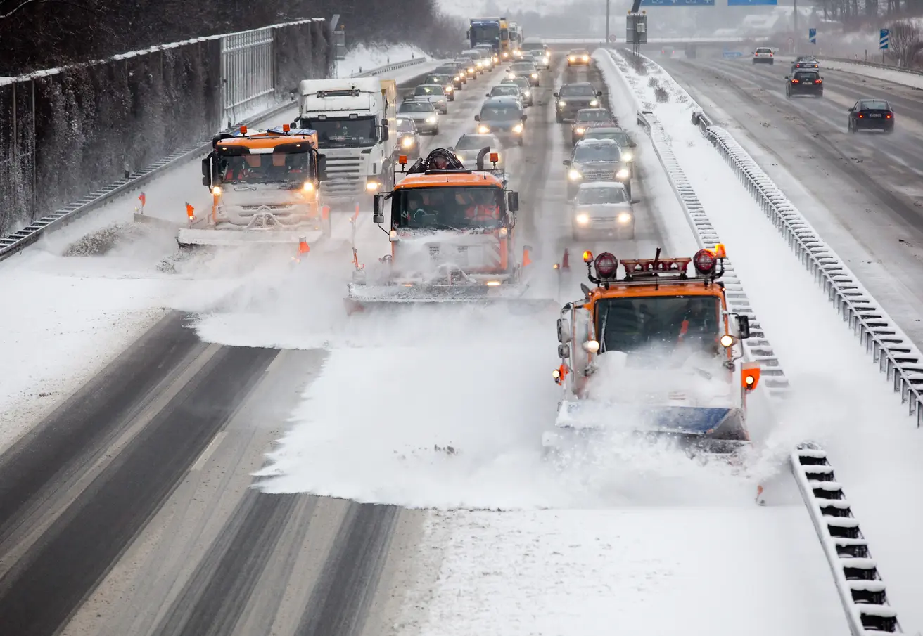 Winterdienst beim Schneeräumen auf der Autobahn