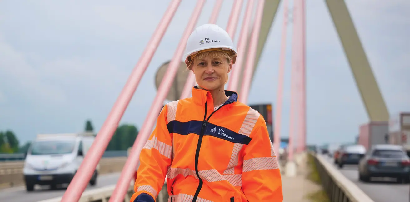 Bauingenieurin an der Autobahn