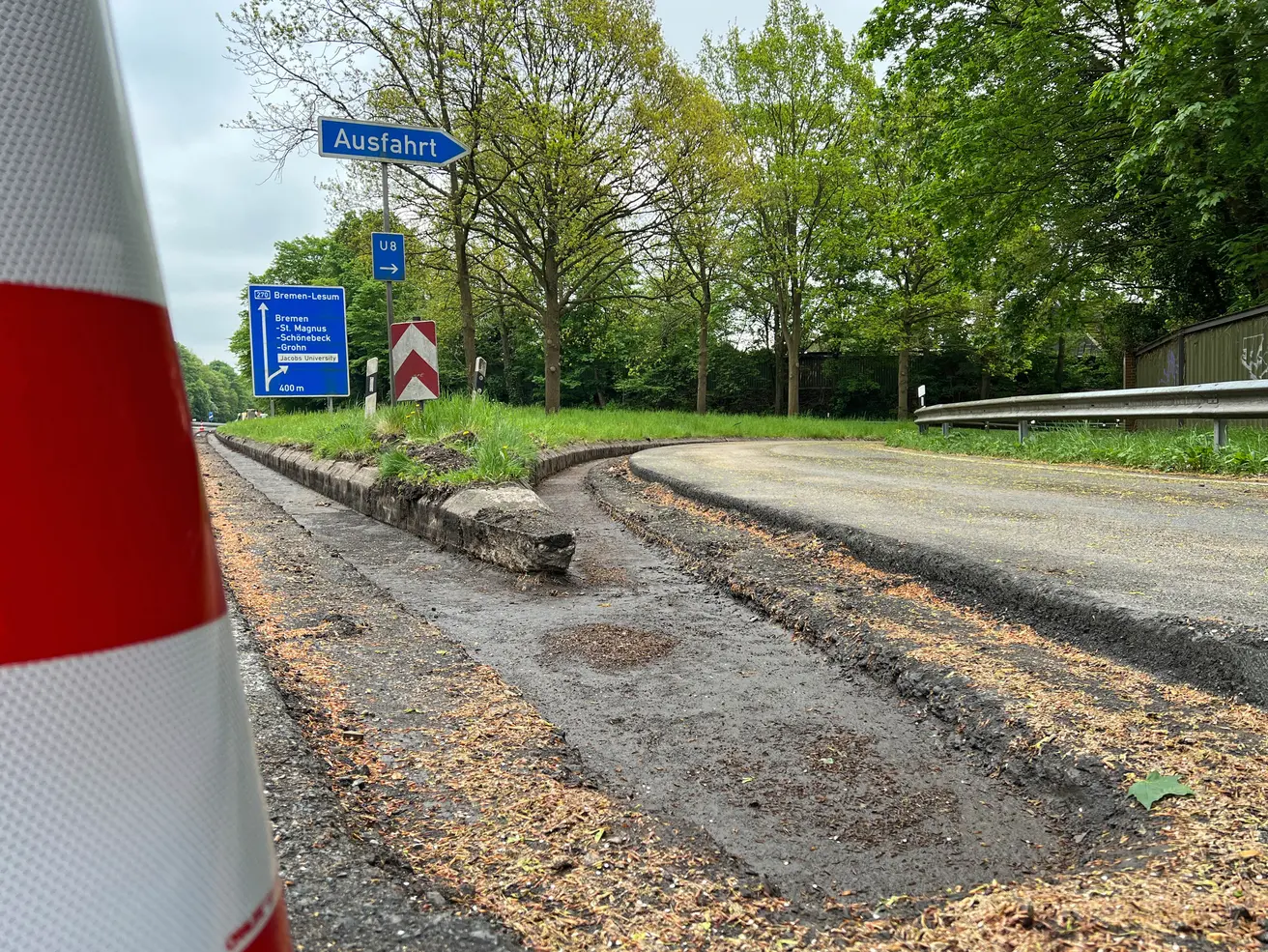 Im Bereich der Anschlussstelle Vegesack-Hafen werden auch die Randbereiche der Fahrbahn erneuert. © Die Autobahn GmbH des Bundes Im Bereich der Anschlussstelle Vegesack-Hafen werden auch die Randbereiche der Fahrbahn erneuert. © Die Autobahn GmbH des Bundes