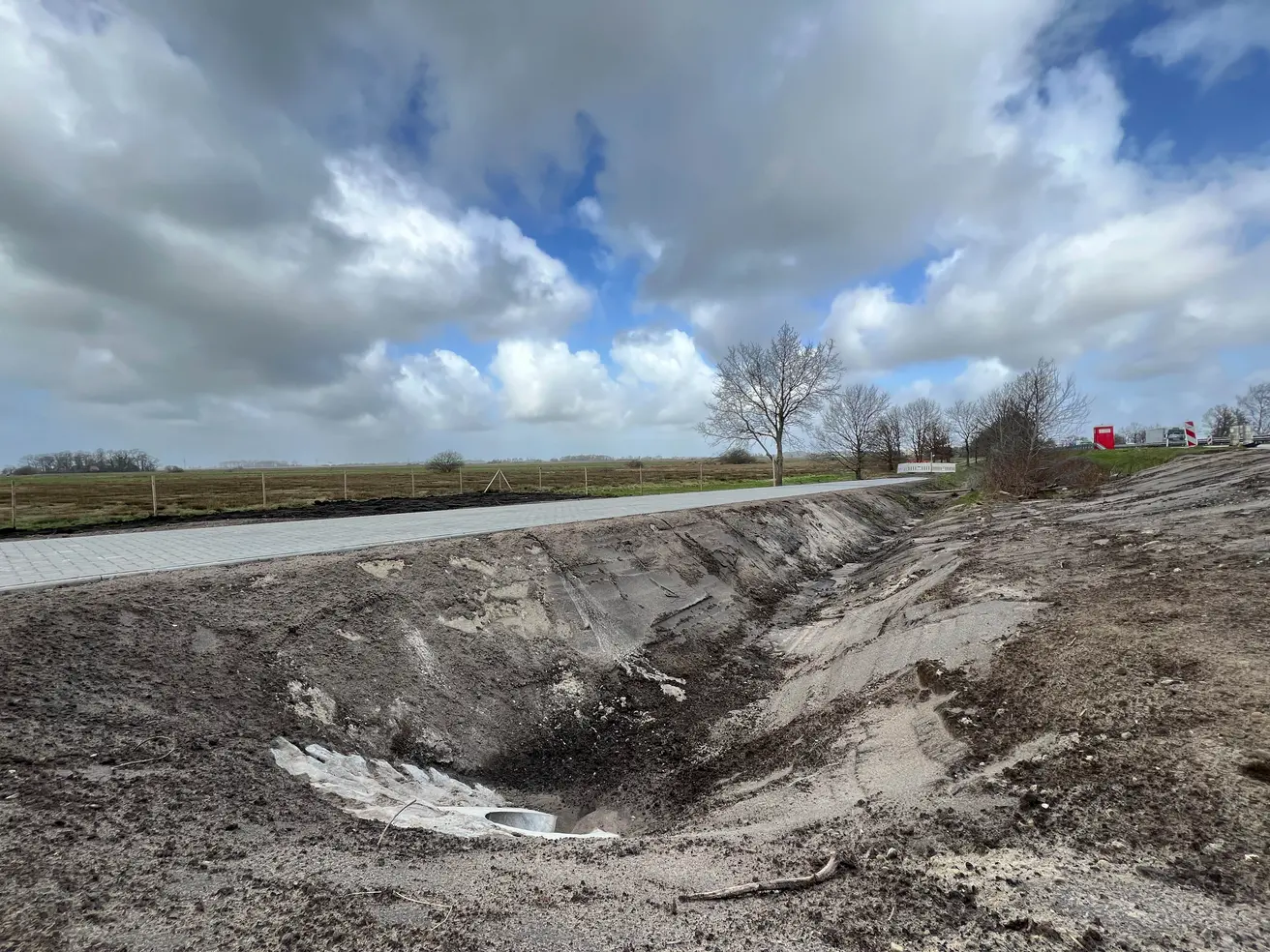 Der parallel zur A27 verlaufende Graben ist modelliert. Im Böschungsbereich wird im Sommer wieder Gras sprießen. © Die Autobahn GmbH des Bundes