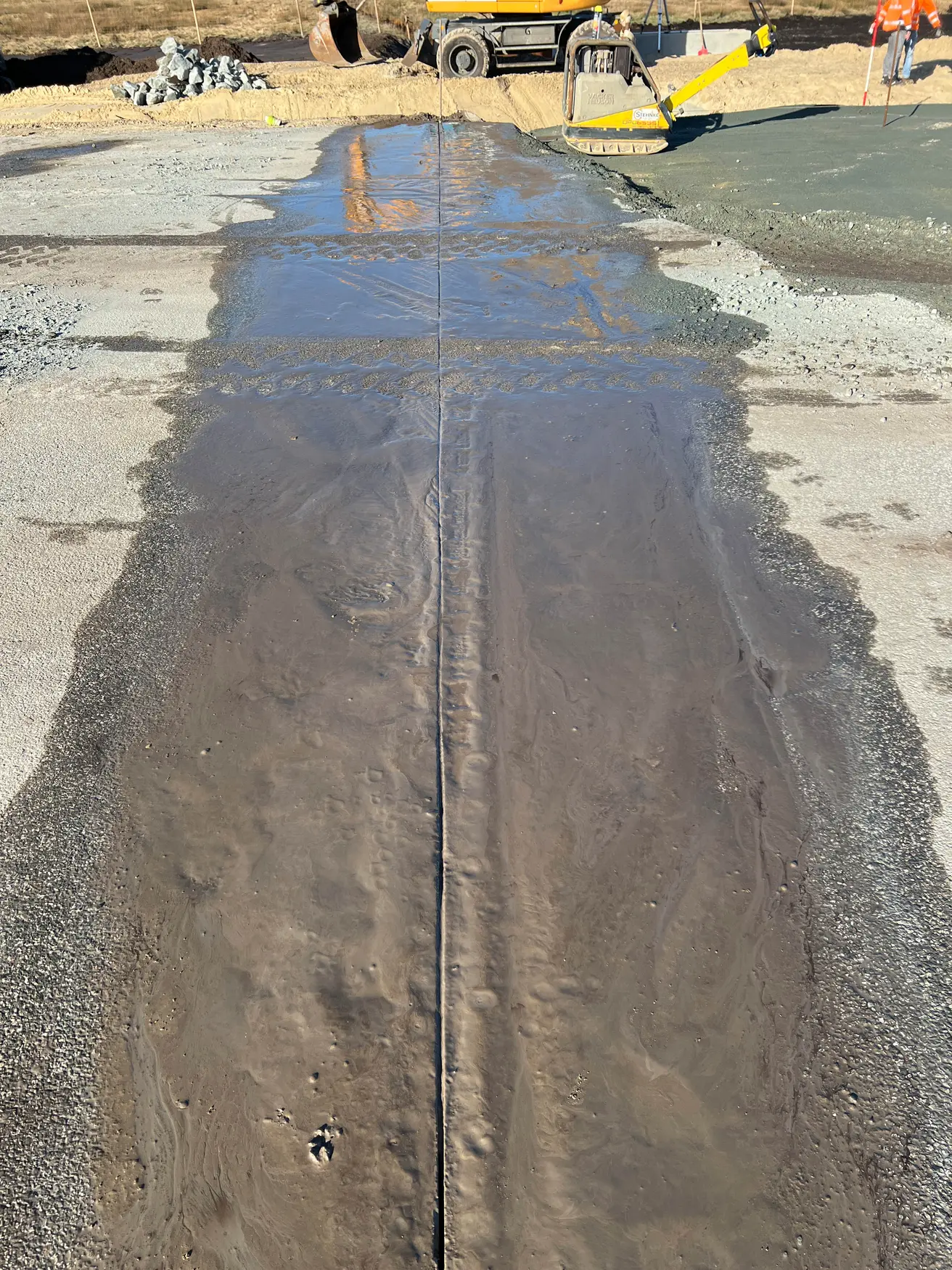 Sauberer Schnitt: Vor dem Asphaltieren wird der alte Straßenbelag bis zum Schnitt entfernt und neu aufgebaut. © Die Autobahn GmbH des Bundes