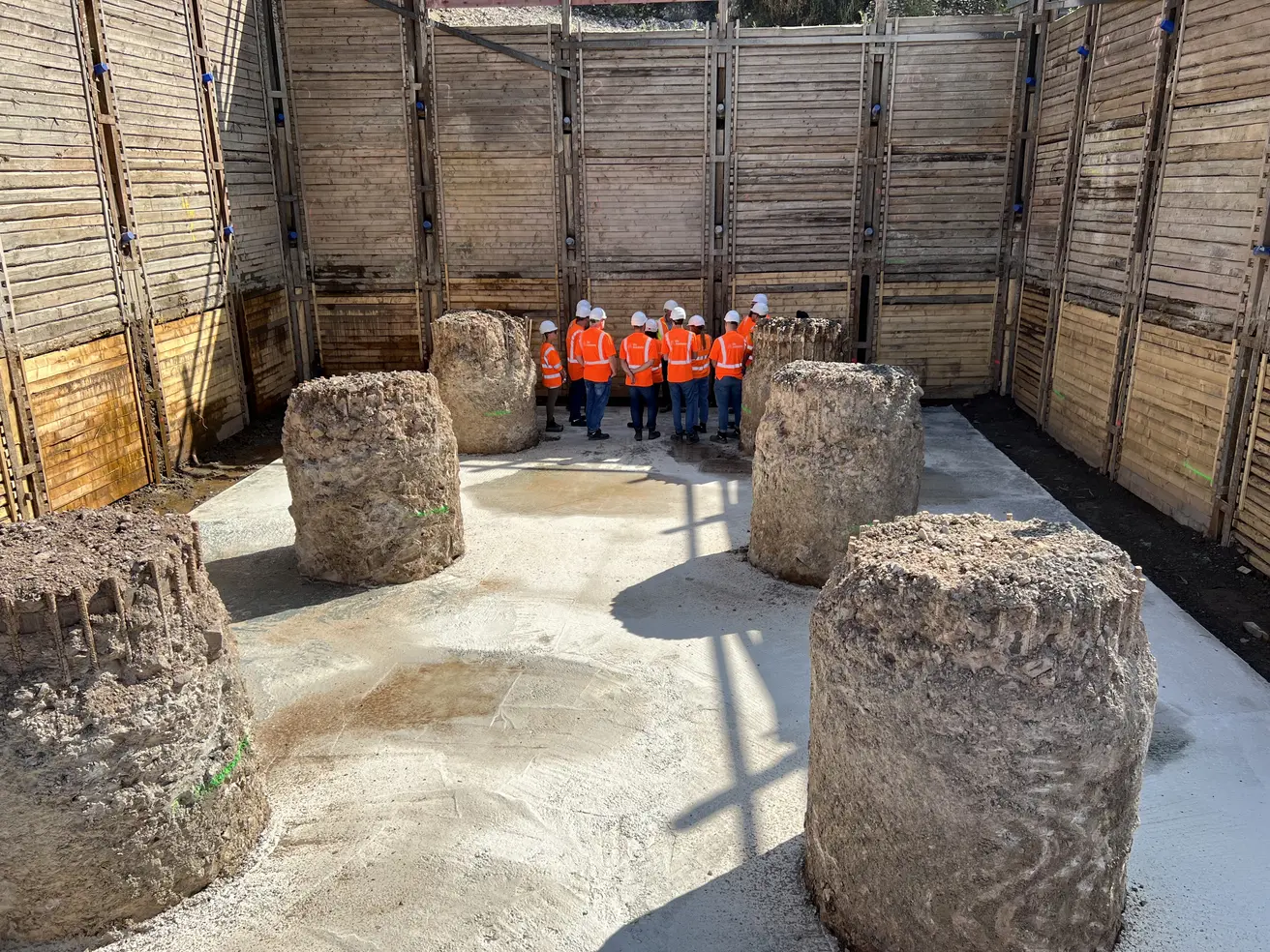 Die Gründungspfeiler ragen aus dem Boden.