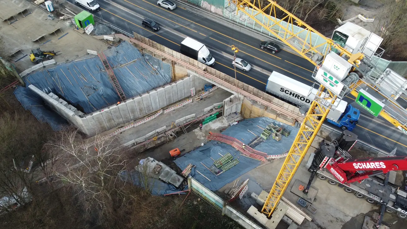 Draufsícht auf die Brückenbaustelle.
