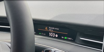 C-ITS-Warnmeldung „Baustelle voraus“ im Fahrzeug-Cockpit