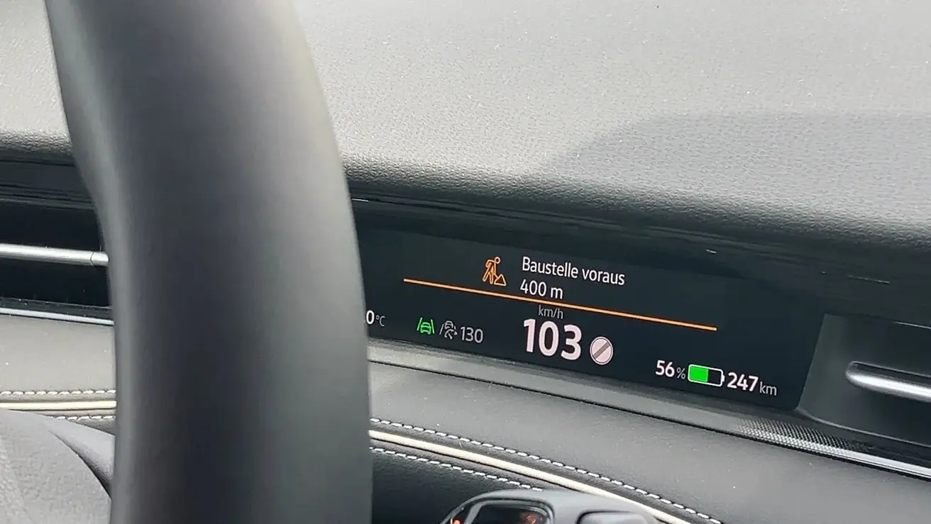 C-ITS-Warnmeldung „Baustelle voraus“ im Fahrzeug-Cockpit