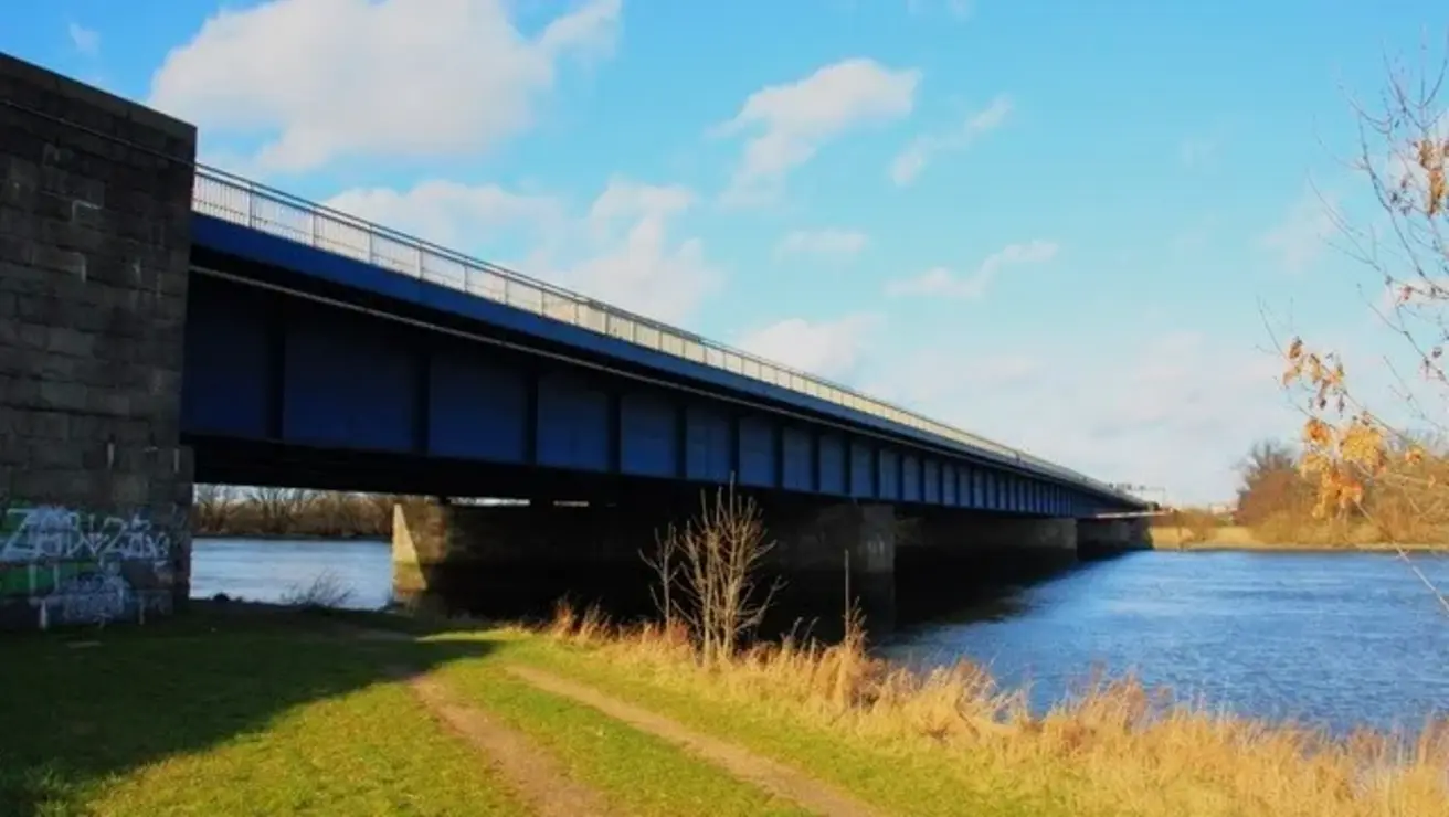 Blick auf die Süderelbbrücke bei blauem Himmel