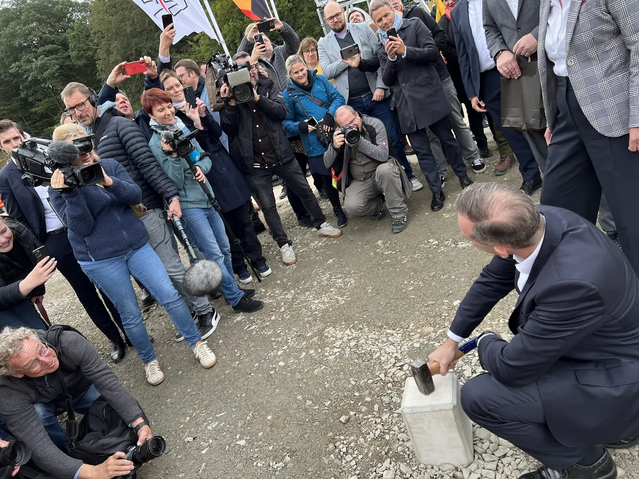 Monister Wissing schlägt einen Bolzen ein.