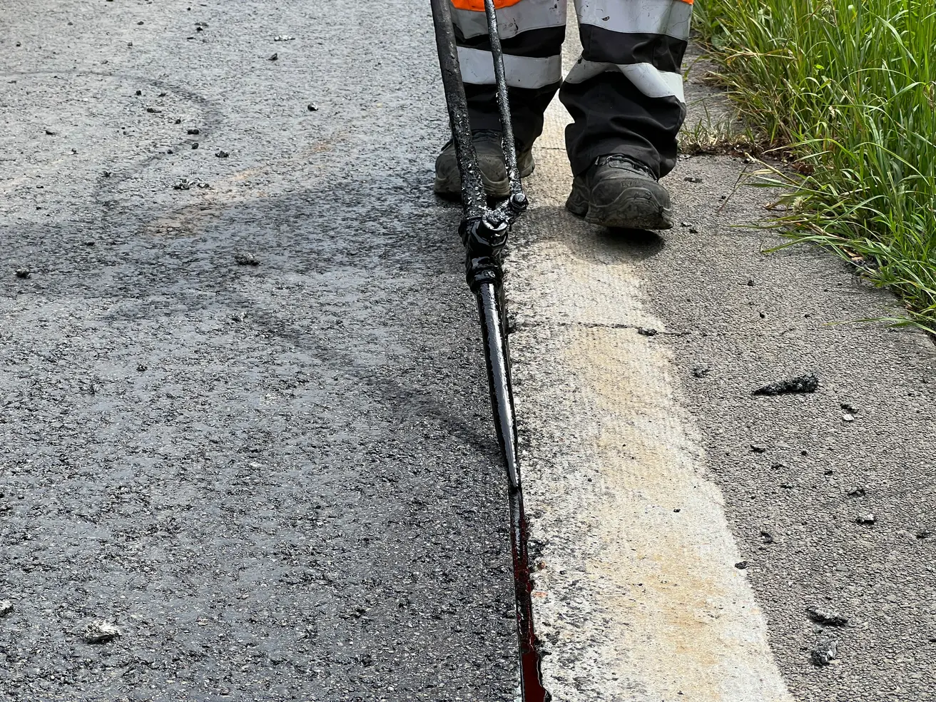 Die Fuge zwischen Asphalt und Betonrandsteinen wird vergossen, damit keine Feuchtigkeit eindringen kann. © Die Autobahn GmbH des Bundes