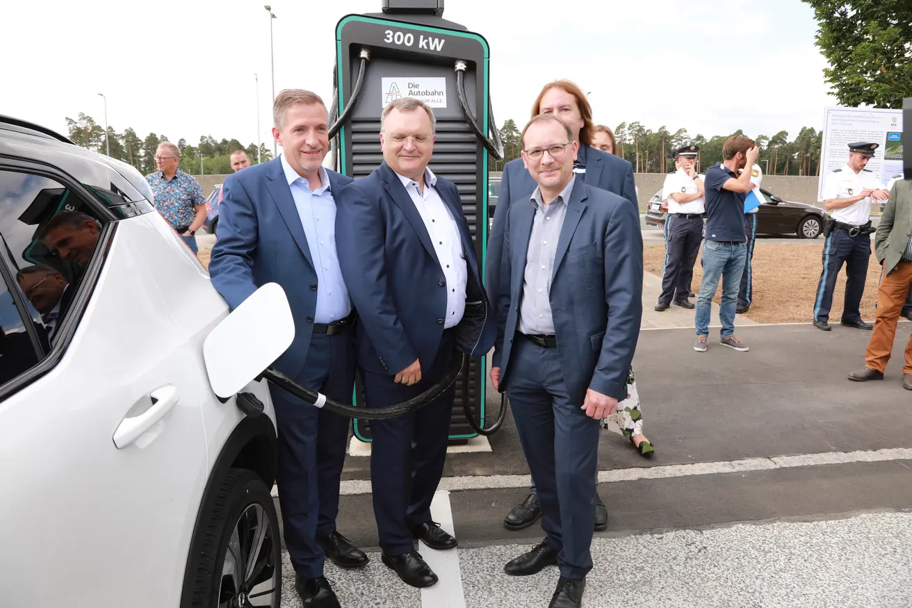 Eröffnung der E-Ladesäule: v.l. Thorsten Schwab (Mitglied des Landtages), Reinhard Pirner (Die Autobahn GmbH des Bundes - Direktor der Niederlassung Nordbayern), Karsten Klein (Mitglied des Deutschen Bundestages) (Foto: Die Autobahn GmbH des Bundes)