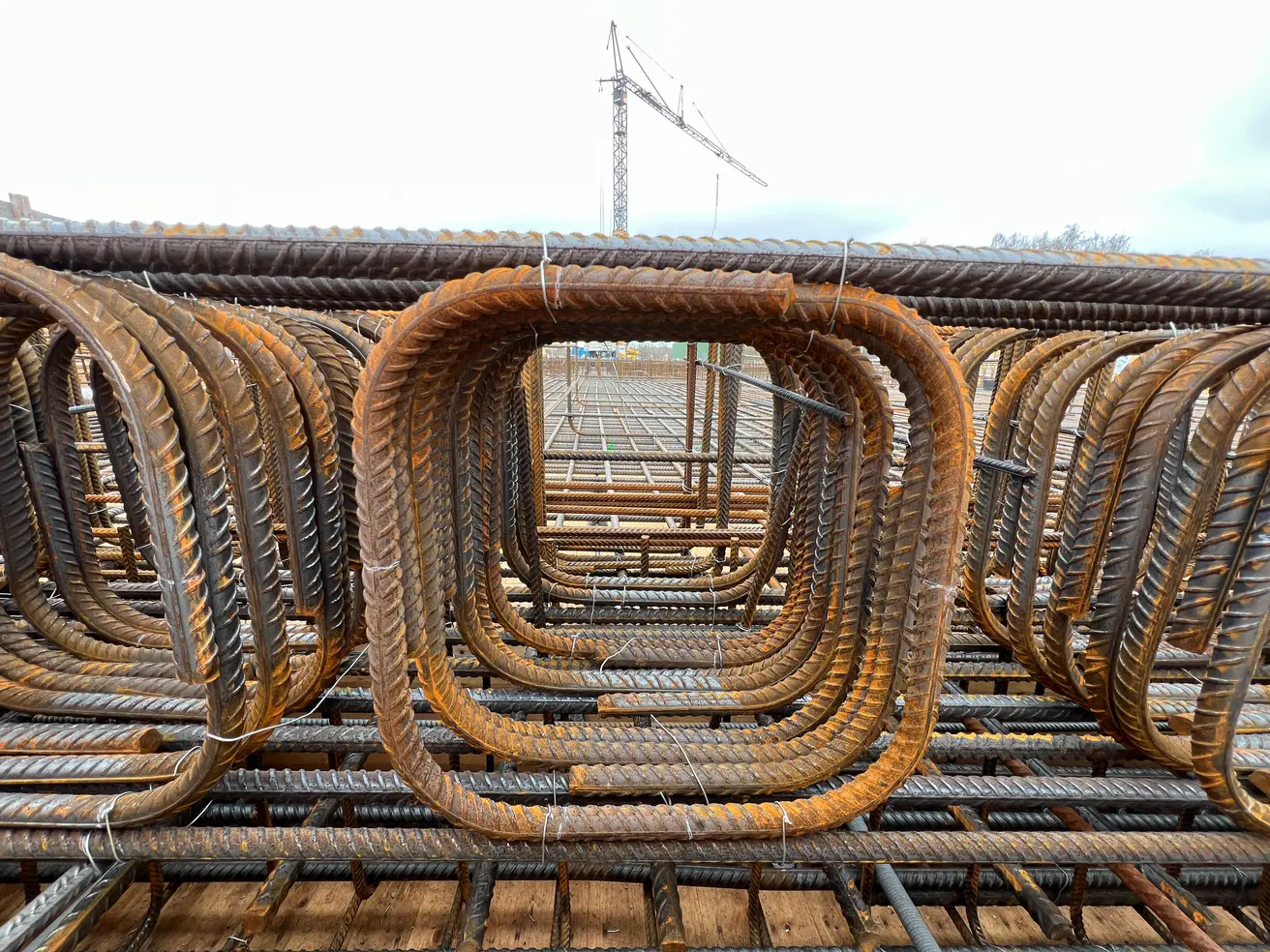 Im Bereich der Querträger ist besonders viel Stahlbewehrung verbaut. Durch die Aussparungen in der Mitte werden die Spannstähle geführt. © Die Autobahn GmbH des Bundes Im Bereich der Querträger ist besonders viel Stahlbewehrung verbaut. Durch die Aussparungen in der Mitte werden die Spannstähle geführt. © Die Autobahn GmbH des Bundes