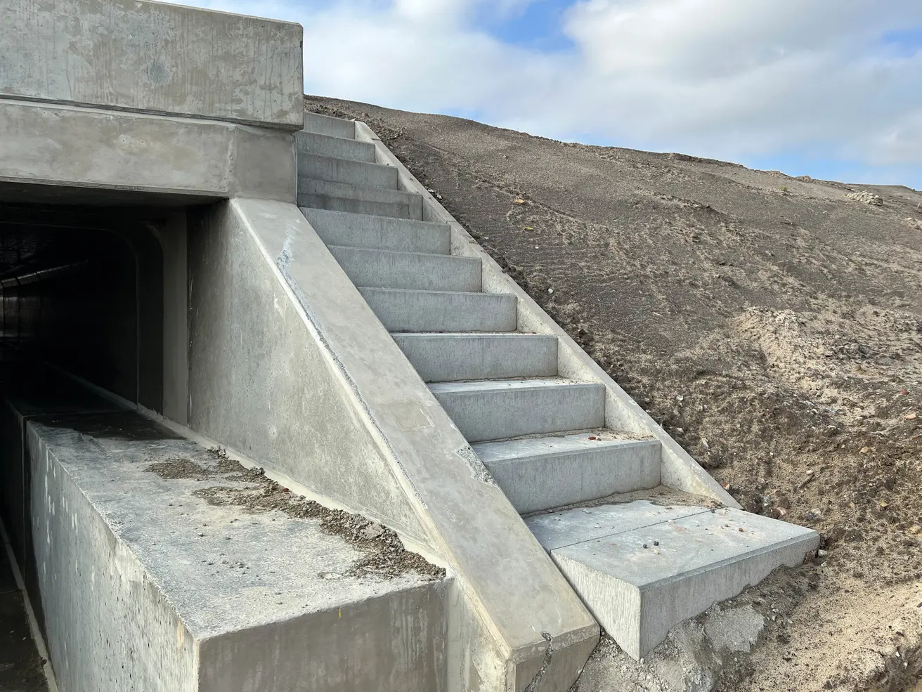 Damit Durchlass und Graben z. B. für Prüfungen gut zu erreichen sind, wurde diese Böschungstreppe gebaut. © Die Autobahn GmbH des Bundes