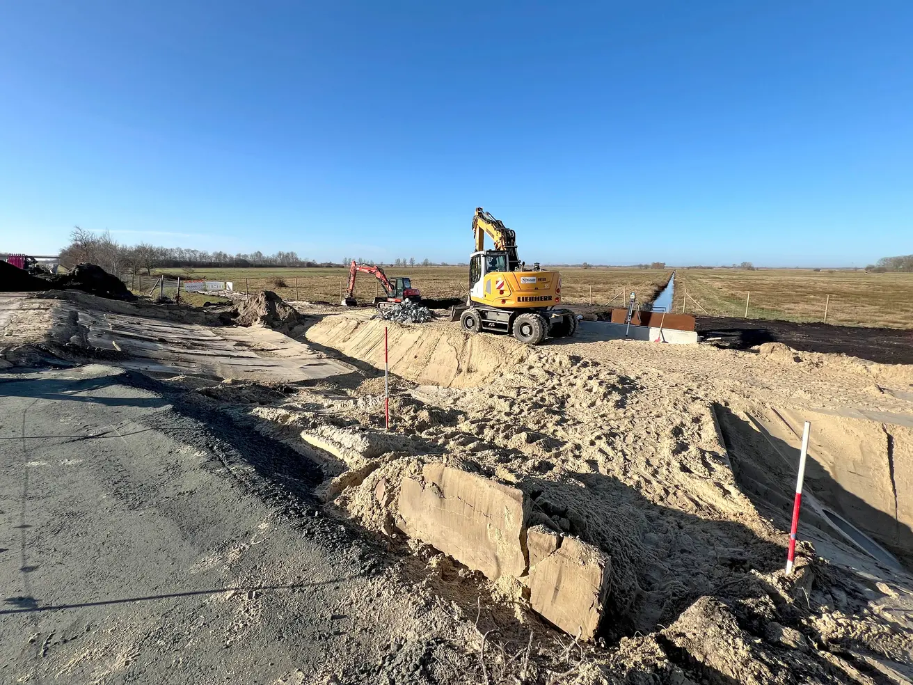 Derzeit wird an der Böschung und den neben der Autobahn verlaufenden Gräben gearbeitet. © Die Autobahn GmbH des Bundes