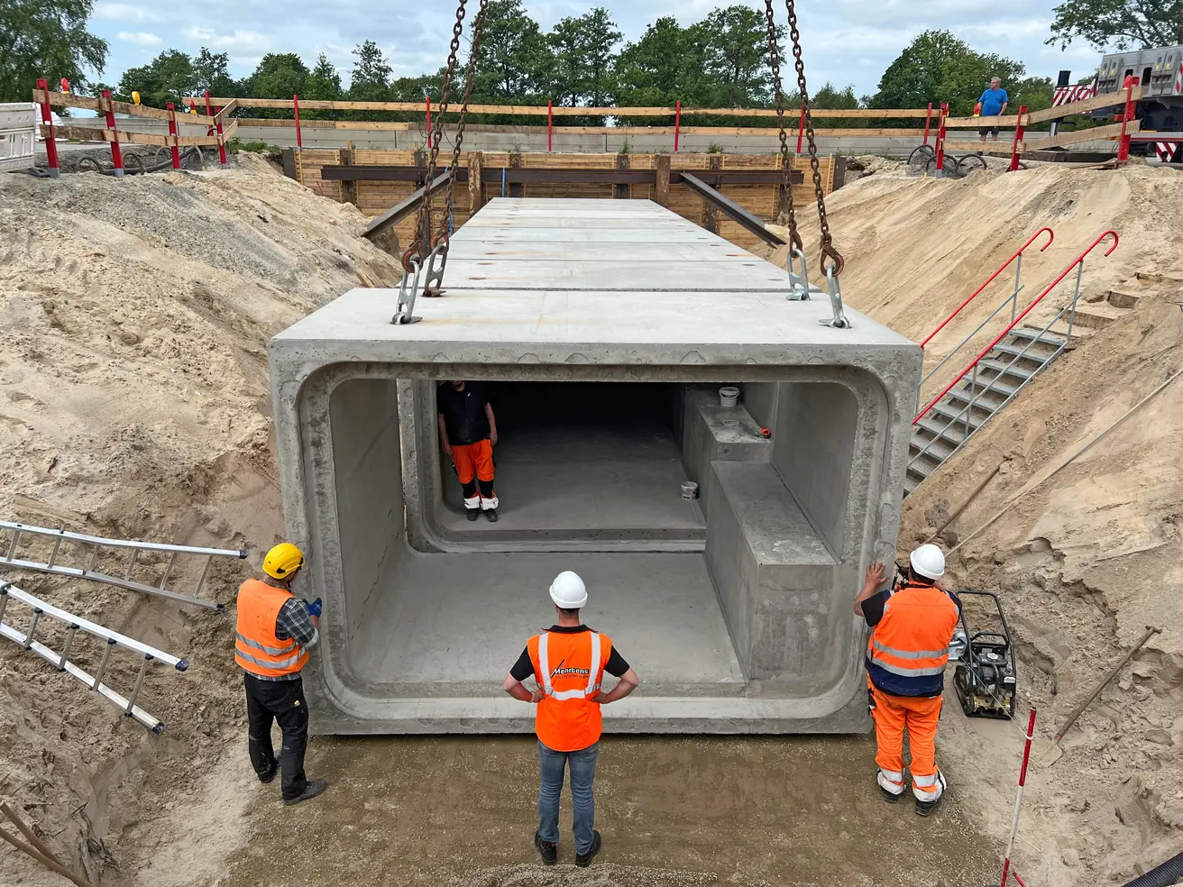 Langsam und vorsichtig wird das neue Element platziert. © Die Autobahn GmbH des Bundes