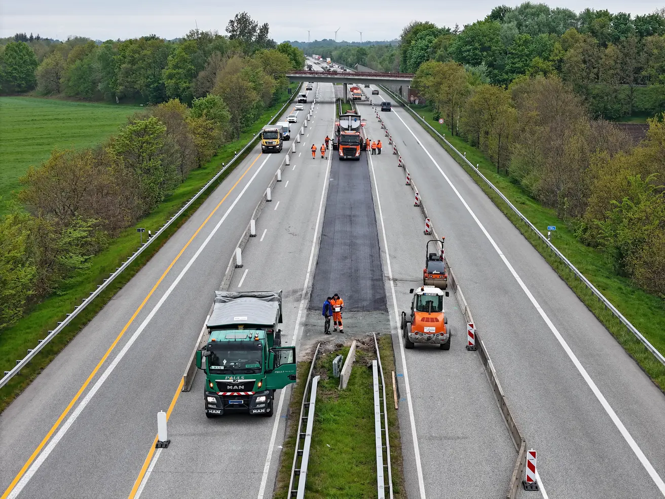Königsmoorgraben: Die südliche der beiden Mittelstreifen-Überfahrten zur späteren Umlegung des Verkehrs auf die Fahrbahn, auf der gerade nicht gearbeitet wird. © Die Autobahn GmbH des Bundes