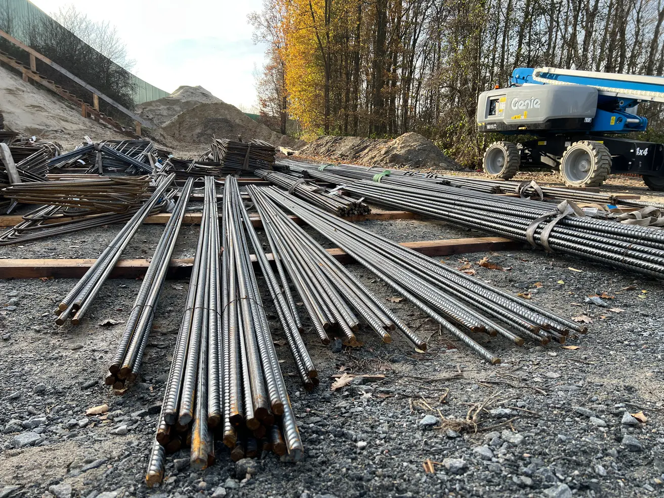 Die Verschalung steht, aber vor dem Betonieren muss noch einiges an Baustahl eingebaut werden. © Die Autobahn GmbH des Bundes